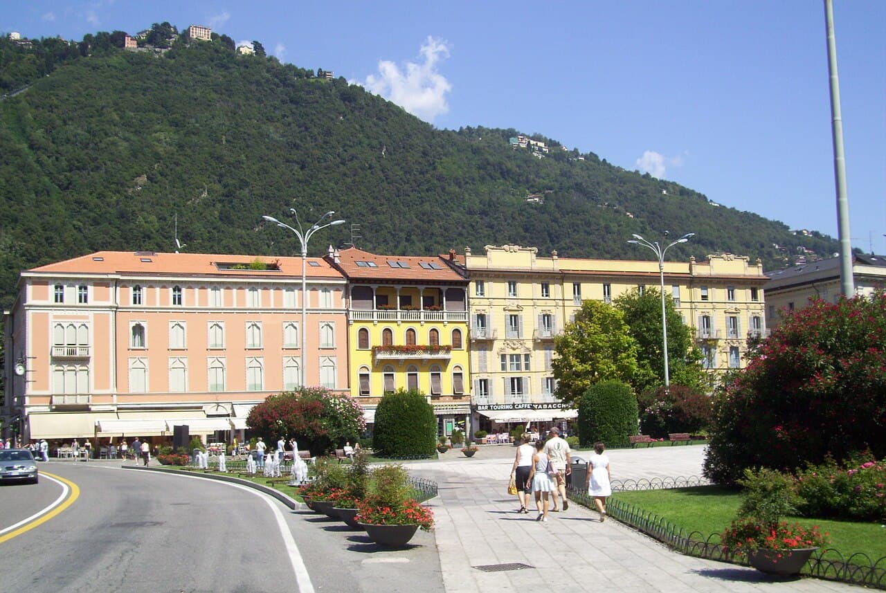 Piazza Cavour et le lungolago de Côme